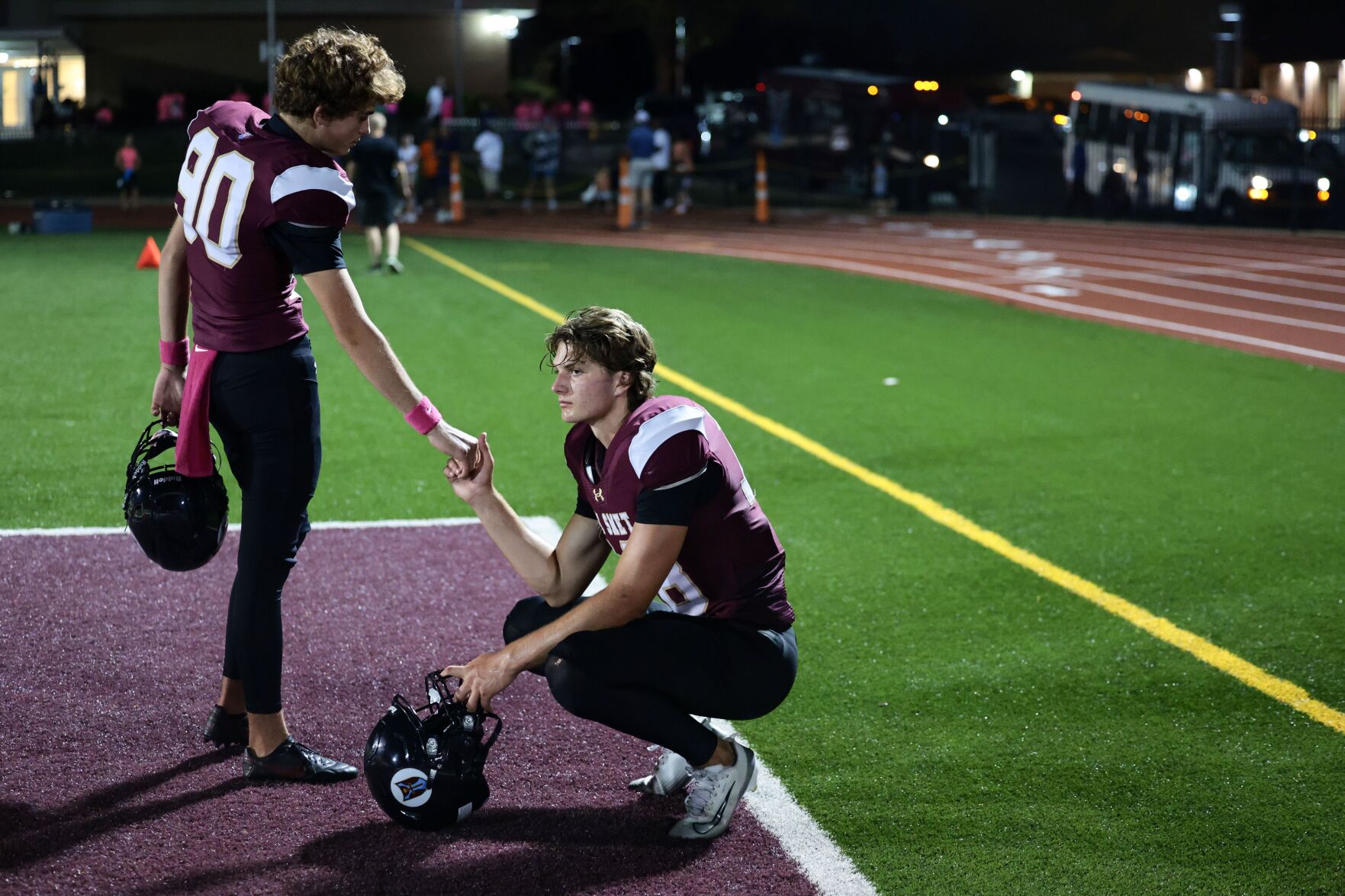 De Smet Jesuit High School football hosts 51黑料 University High School